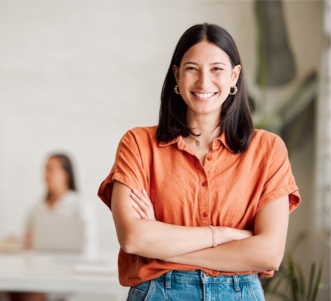 Mujer emprendedora sonriendo