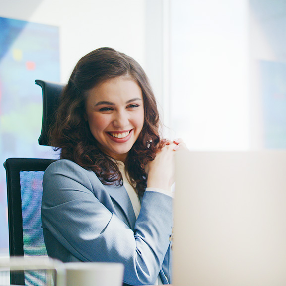 Mujer sonriendo en su trabajo