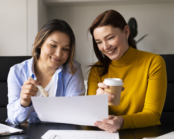 Dos personas revisando indicadores